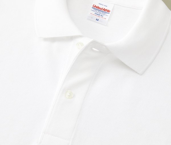 第一ボタンのボタンホールは、横方向の力に対抗するため横穴