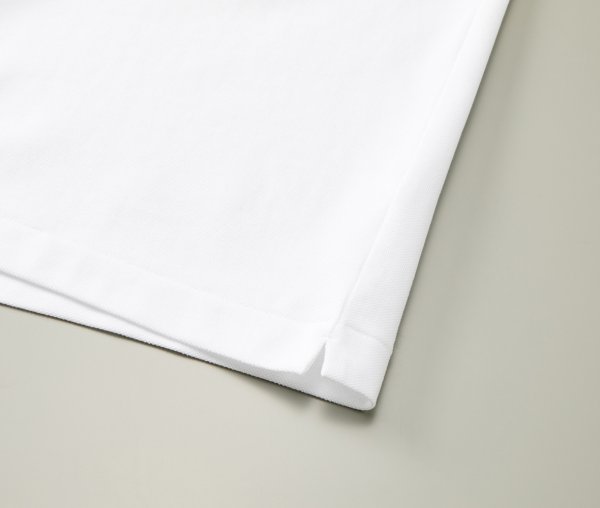 左右の裾脇にはスリット入り