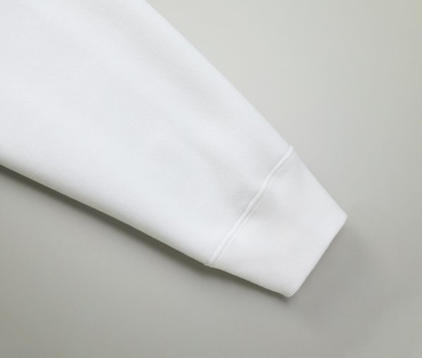 袖口はリブ仕様、シームラインは堅牢なまたぎ2本針始末