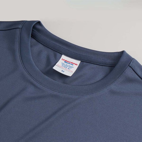 首もとは共生地仕様、強度を上げるためのコバステッチ仕上げ