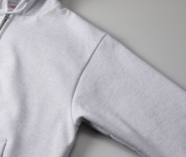 フードひもは身頃同色、先端はチップ加工あり