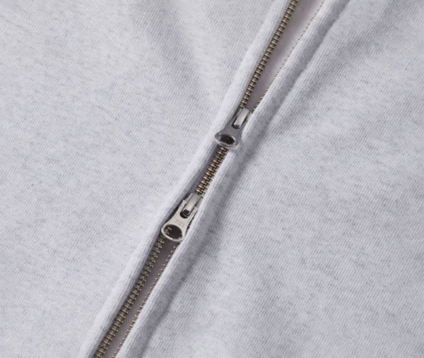 袖口はリブ仕様、フロントはステッチを排したミニマルな縫製仕様