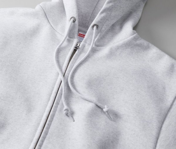 存在感のある大きめの二重フードが特長