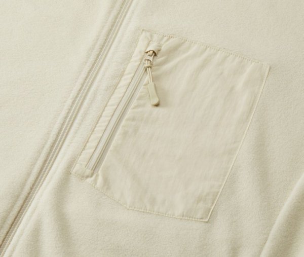 左胸にはジッパー式ナイロンポケット付き