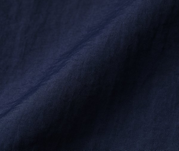 ナイロン100％ながらもまるでコットンのような雰囲気の生地