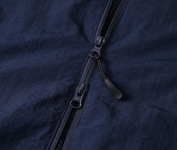 ファスナーはYKK社製 DALH型ダブルスライダー、引き手にはジッパータブ付き