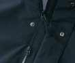 フロントは合成樹脂製コイルファスナーのダブルスライダー、裏使い仕様、引き手にはジッパータブ付き