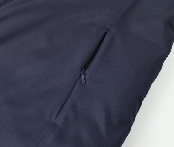 サイドポケットはコンシールファスナー仕様