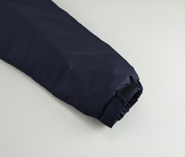 袖口はシャーリングと面ファスナー仕様