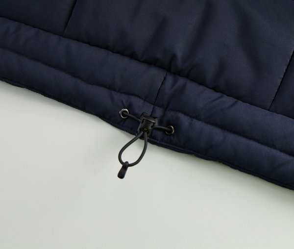 裾口には風の侵入やウェアのバタつきを調整できるドローコード付き