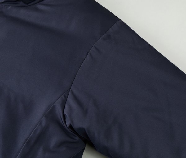 袖付けはセットインスリーブ仕様