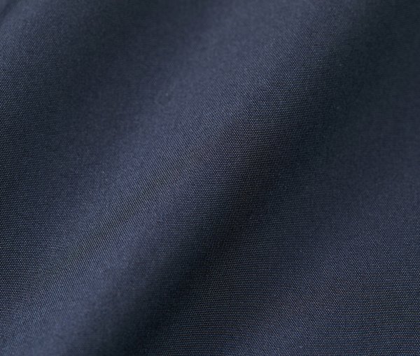 表地にはアクリルコーティングを施すことでハリ感を演出