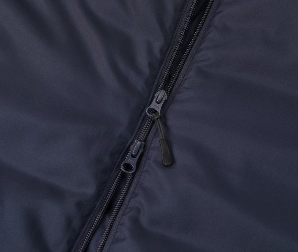 ファスナーはYKK社製 DALH型ダブルスライダー仕様、引き手にはジッパータブ付き