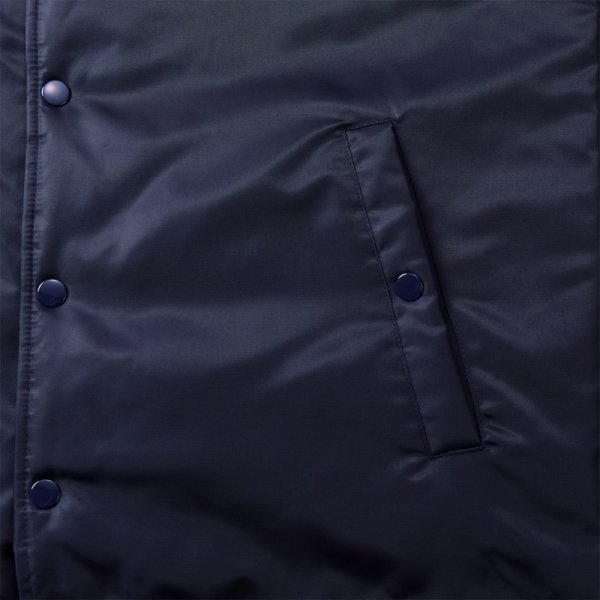 フロントとポケットにはドットボタン、金属性のアメリカンタイプ（パーメックス型）