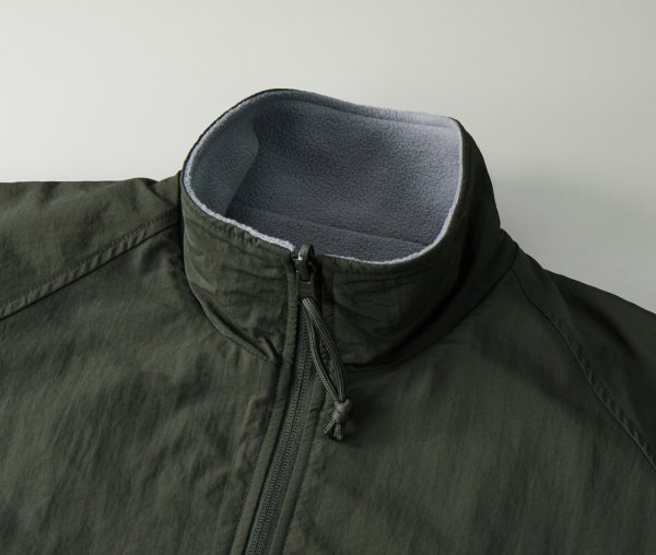 襟はスタンドカラーで首もとまであたたかい仕様