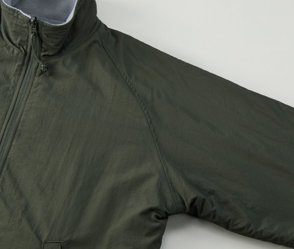 袖付けはラグランスリーブ仕様