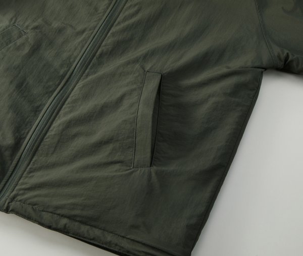 サイドには片玉縁ポケット付き（ナイロン面）