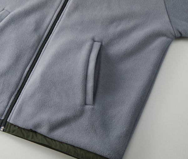 サイドには片玉縁ポケット付き（フリース面）