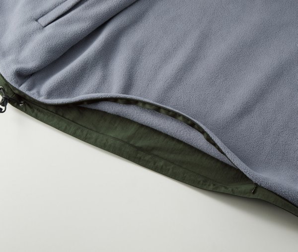 フリース面の裾部分にはプリント加工に便利なコンシールファスナー付き